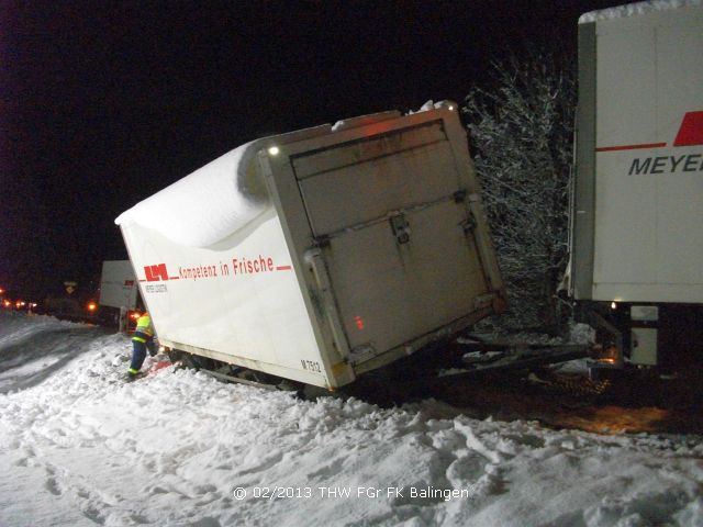 Rechte Fahrzeugseite des Anh&auml;ngers total eingesunken