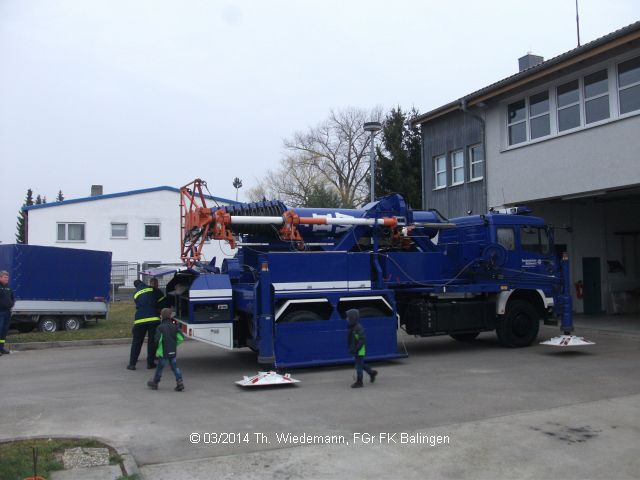 Aufbau des MastKW im au dem Gel&auml;nde des THW OV Hechingen