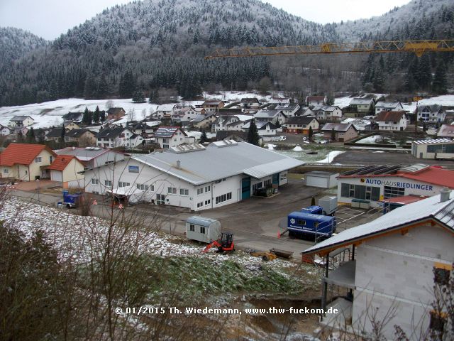 Blick von den gesch&auml;digten H&auml;usern in Richtung THW Einsatzstelle