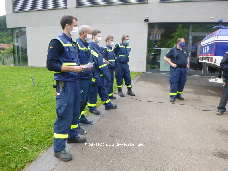 Einweisung der Einsatzkr&auml;fte, hier Helfer aus M&uuml;nsingen