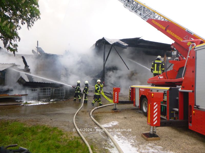 L&ouml;scharbeiten &uuml;ber Drehleiter