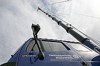 Einsatz des MastKW beim Br&uuml;ckenschlag in Breisach