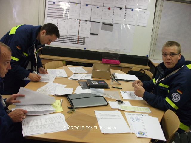 Das Wettkampfteam ist im Anh&auml;nger F&uuml;hrung und Lage eingerichtet