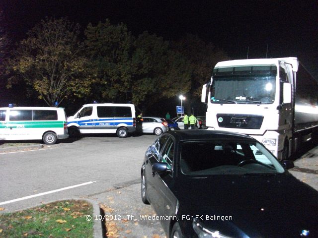 volle Kontrollstelle, alle Polizeikr&auml;fte am kontrollieren